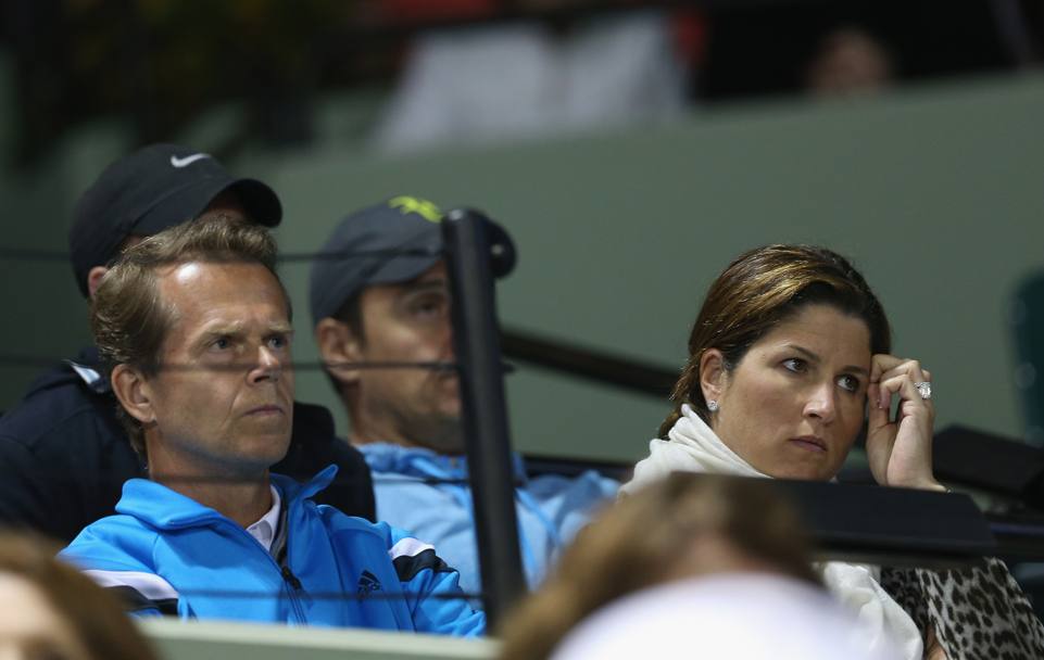 In tribuna Mirka Federer e coach Stefan Edberg visibilmente preoccupati (Afp)